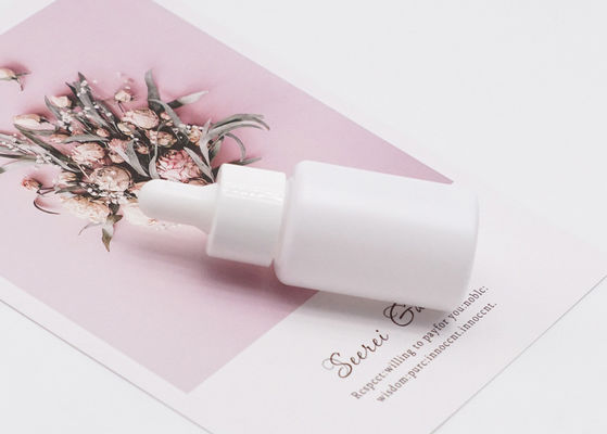 Biała szklana butelka z zakraplaczem 15 ml Pusty kosmetyk z olejkiem eterycznym